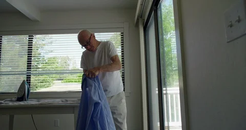 Senior man getting dressed. Vidéo 88374529