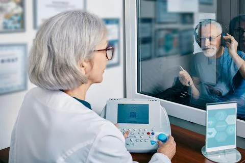 Senior man getting hearing test at audiology center. Audiometry, hearing ch.. Foto stock