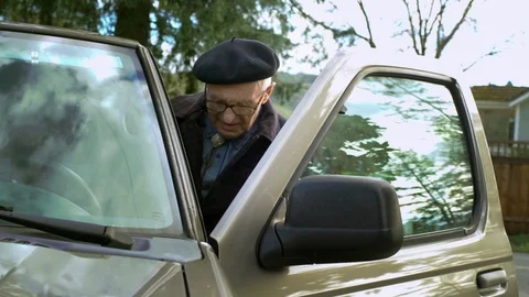Senior man getting into his car. Vidéo 88374089