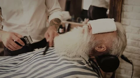 Senior man getting styling and trimming of his beard in the barbershop Stock-Footage 233627123