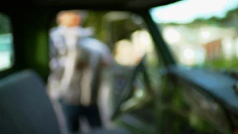 Senior man getting into a truck while holding a small lamb. Vidéo 88373865
