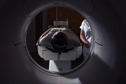 Senior man going through a Computerized Axial Tomography (CAT)  Foto stock