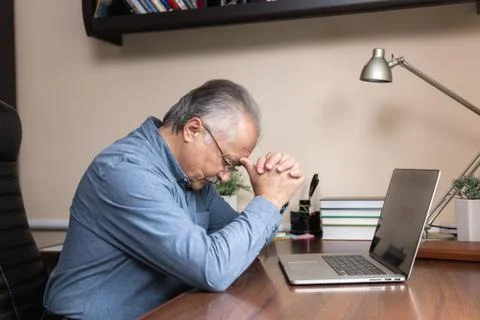 Senior man learn to use computer. Old man in glass and blue shirt using a lap Foto stock