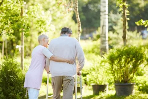 Senior Man Learning to Use Walker Foto stock