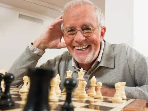 Senior man playing chess Stock-Fotos