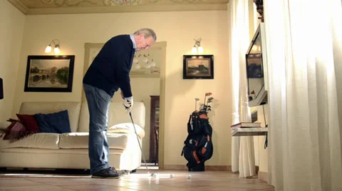 Senior man practicing golf in living room 库存影片 28149243