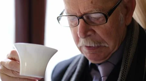 Senior Man Reading Newspaper while drinking coffee. Foto stock
