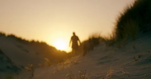 A senior man running down a sand dune. 스톡 동영상 88404450