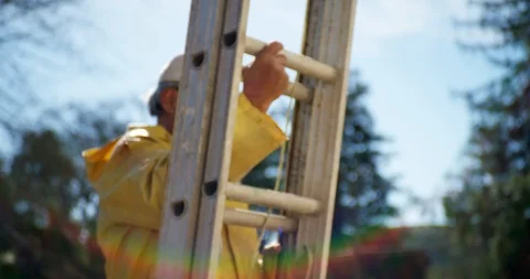 Senior man setting up a ladder. 스톡 동영상 88375198
