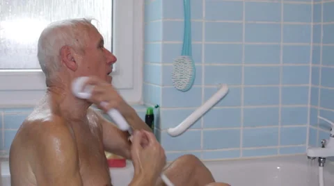 Senior man showering 库存影片 43685115