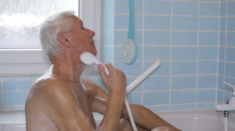 Senior man showering 库存影片 44237579