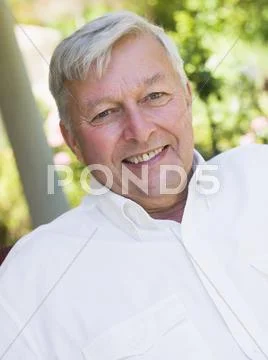 Senior man sitting outdoors Stock-Fotos