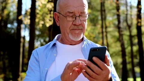 Senior-Man-Smartphone Stock Footage 316976557