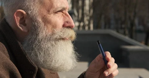 Senior man smoking e cigarette Video stock 131591541