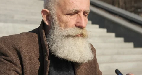 Senior man smoking e cigarette Video stock 131593698