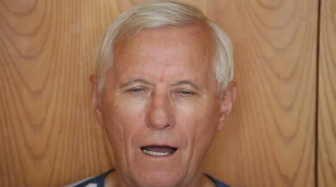 Senior man taking out false teeth 库存影片 64097343