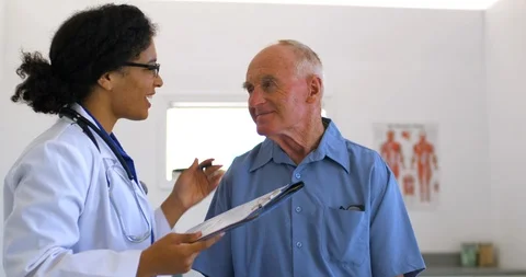 Senior man talking to a doctor. Vidéo 88372404