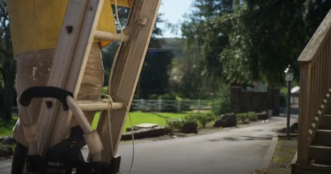 Senior man testing a ladder. 库存影片 88375214