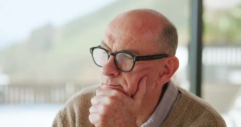 Senior man, thinking and glasses with memory for nostalgia, remember or ideas in 库存影片 318943164