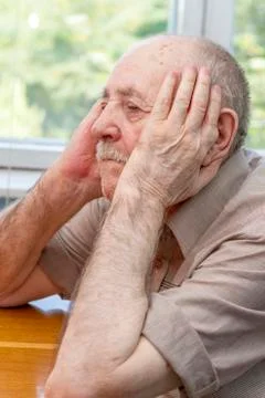 Senior man thinking Stockfoto's