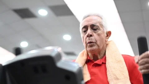 Senior man training in the gym Stock Footage 127023894