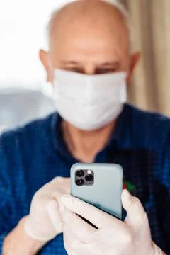 Senior man using Apple Computers iPhone 11 Pro smartphone triple camera during Foto stock