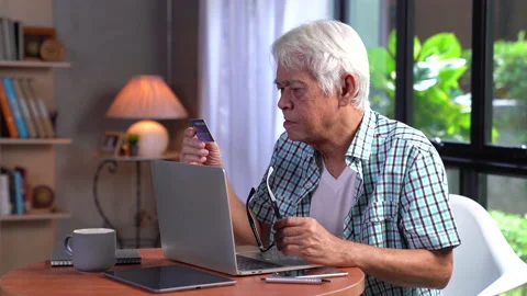 Senior man using credit card for online shopping Vídeos de archivo 145673723