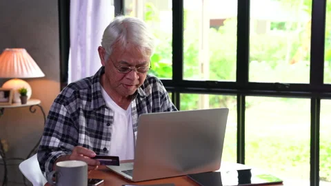 Senior man using credit card for online shopping Video stock 146204511