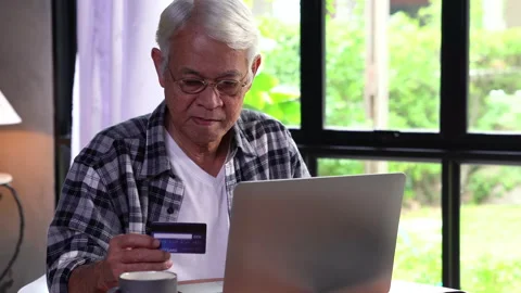 Senior man using credit card for online shopping Video stock 146826101