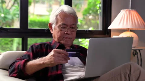 Senior man using credit card for online shopping Video stock 146826177