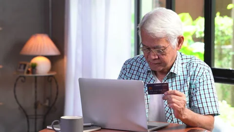 Senior man using credit card for online shopping Vidéo 147239549