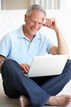 Senior man using laptop computer Stockfoto's