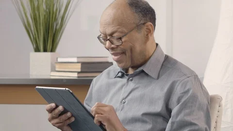 Senior man using a tablet/ipad Stock Footage 106795736