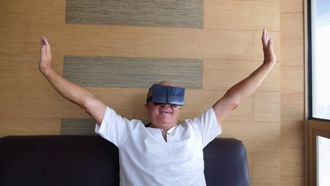 Senior Man in VR Glasses Vidéo 73927451
