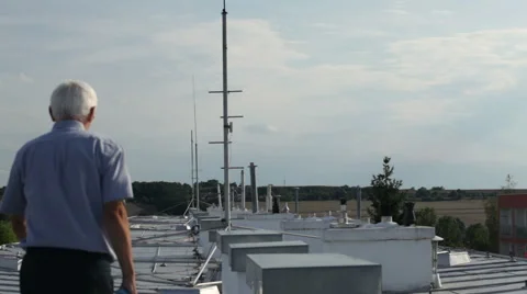Senior man walking on the rooftop 库存影片 68011914