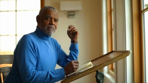 Senior man writing notes. Vidéo 88405862