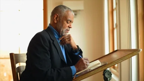 Senior man writing notes. Vidéo 88405874