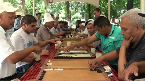 Senior men play backgammon and chess in Kyrgyzstan park Central Asia Stockbeeldmateriaal 29377160