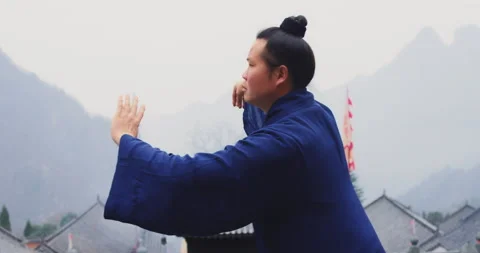A senior monk of Wudang mountain Monastery in China demonstrates Tai Chi martial Видео 201096321