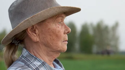 Senior old farmer woman posing looking aside on agricultural field Vidéo 288352753