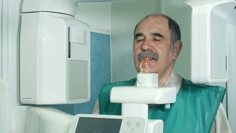 Senior patient doing examination of teeth by using panoramic and cephalometric X Vídeo Stock 77071932