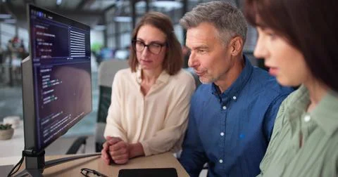 Senior Programmer Leading Agile Development Team In Computer Coding Session Foto stock