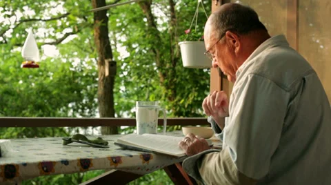 Senior reading book Vídeos de archivo 34545305