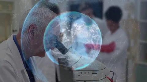 Senior researcher peering into microscope, activating AR globe over microscope Vidéo 331214693