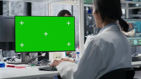 Senior researcher working on isolated screen PC in lab, studying genomics Stockbeeldmateriaal 320720857