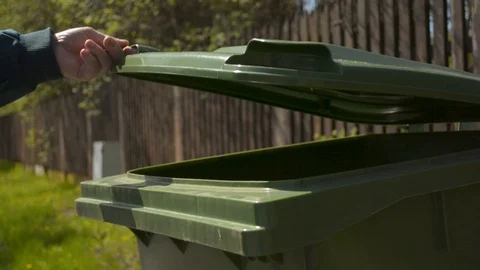 Senior retired old man throwing garbage into green recycle garbage bin 库存影片 89702410