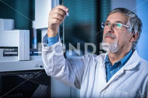 Senior scientist in a chemistry lab carrying out research Stock Photos