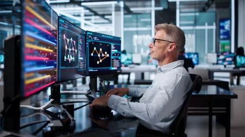 Senior Software Developer Pointing At Screen Видео 345857565