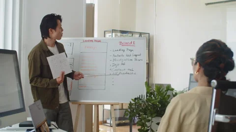 Senior Software Engineer Teaching New Employee 스톡 동영상 256976243