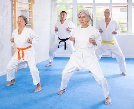Senior students perform basic movements and repeat to hold pose, learning Foto stock